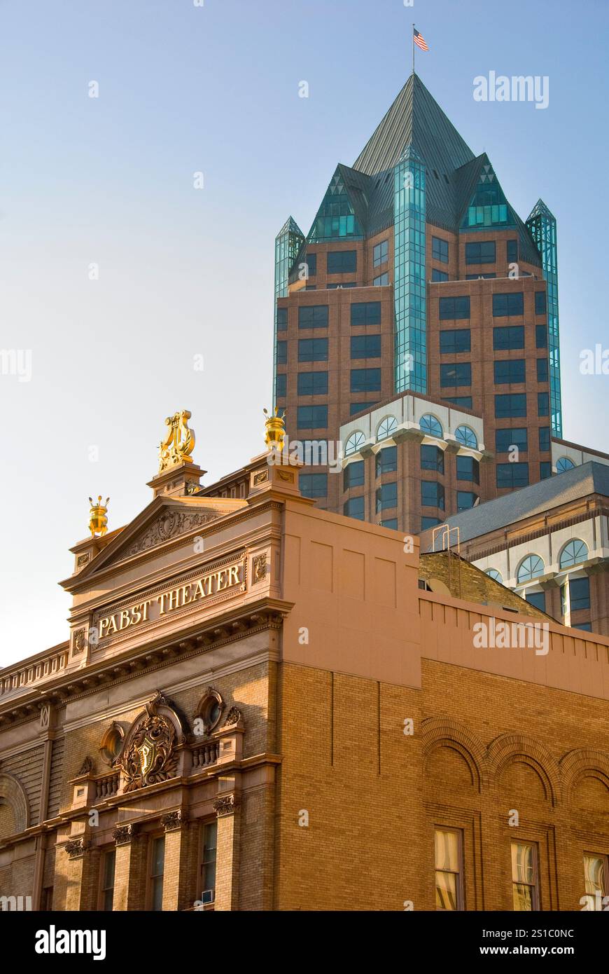 Das 1895 erbaute Pabst Theater ist das älteste kunstvollste Theater in Milwaukee, ein nationales historisches Wahrzeichen, und im Hintergrund befindet sich das Milwaukee Center Stockfoto