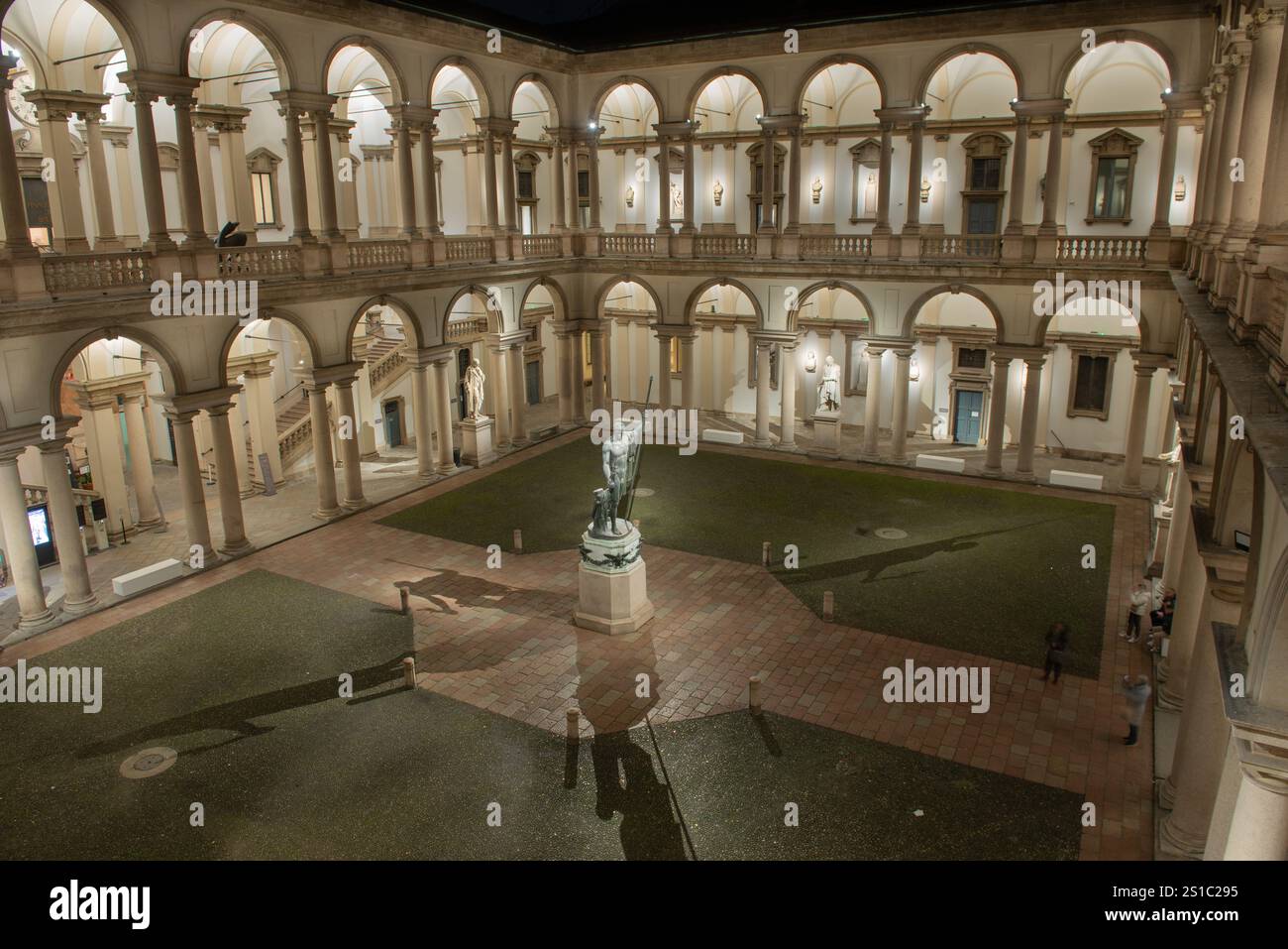 Mailand Italien 20. Dezember 2024: Innenhof der Akademie der Bildenden Künste von Brera in Mailand bei Nacht beleuchtet Stockfoto