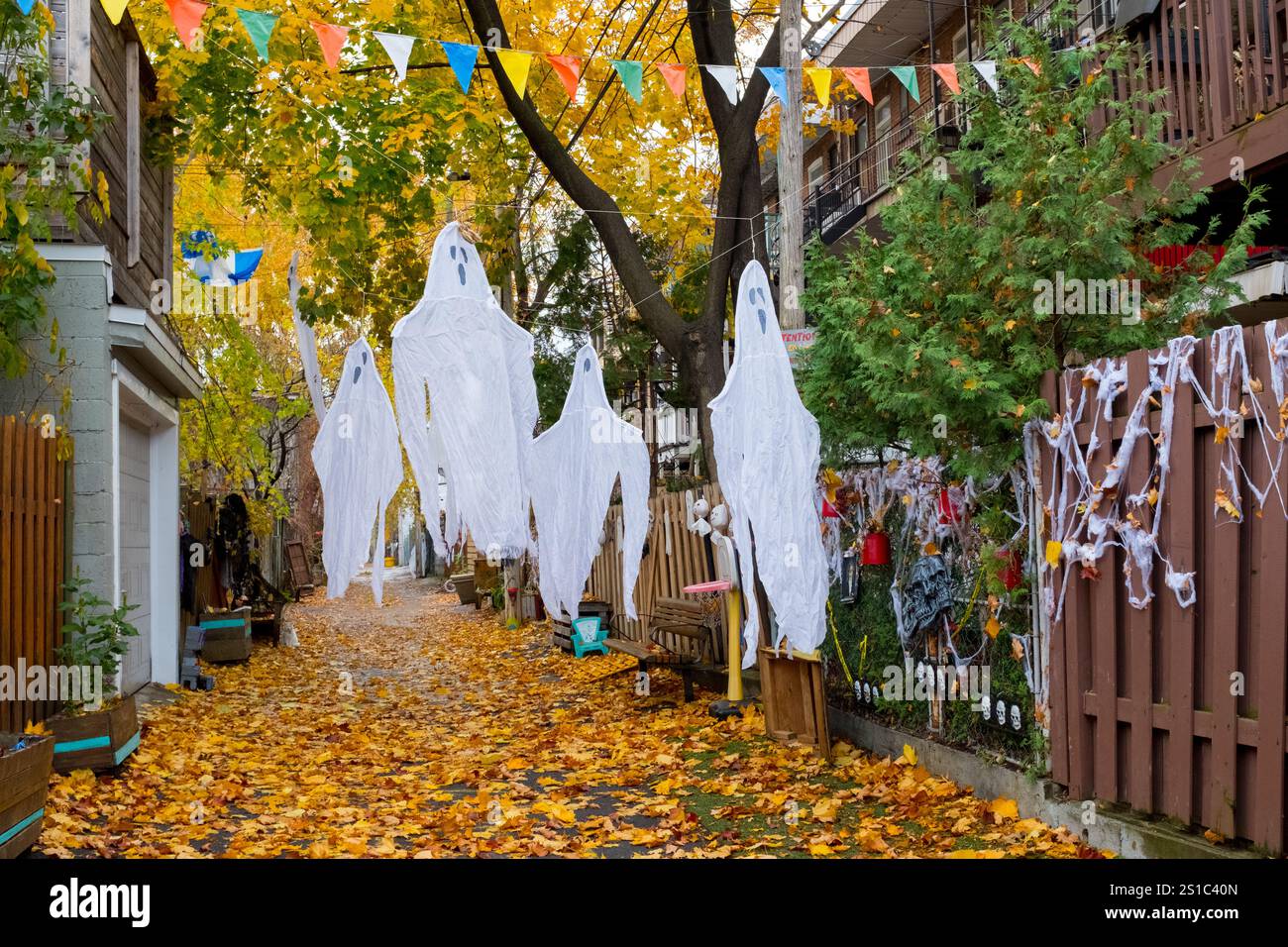 Halloween-Dekoration in einer Seitenstraße, Montreal, Kanada Stockfoto