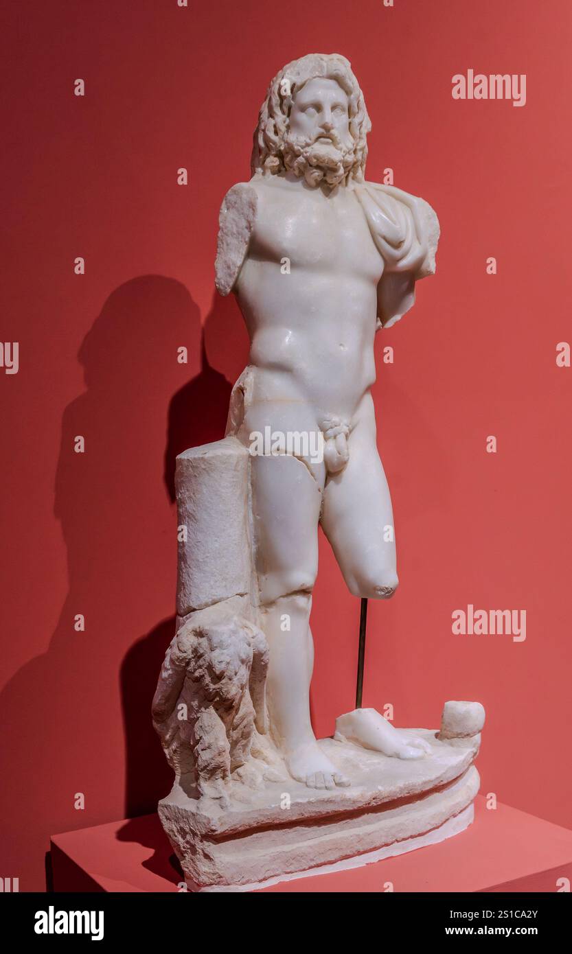 Selcuk, İzmir - TR - 21. Oktober 2024 Eine Nahaufnahme einer antiken Skulptur, die akribisch aus der historischen Stadt Ephesus gerettet wurde und im Inneren des E ausgestellt ist Stockfoto
