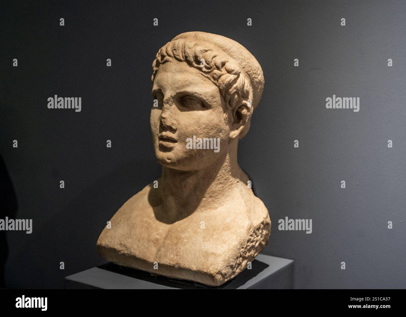 Selcuk, İzmir – TR – 21. Oktober 2024 eine alte Marmorbüste aus dem Ephesus-Museum, die eine männliche Figur mit einem Stirnband zeigt, die in einem klassischen styl geschnitzt ist Stockfoto