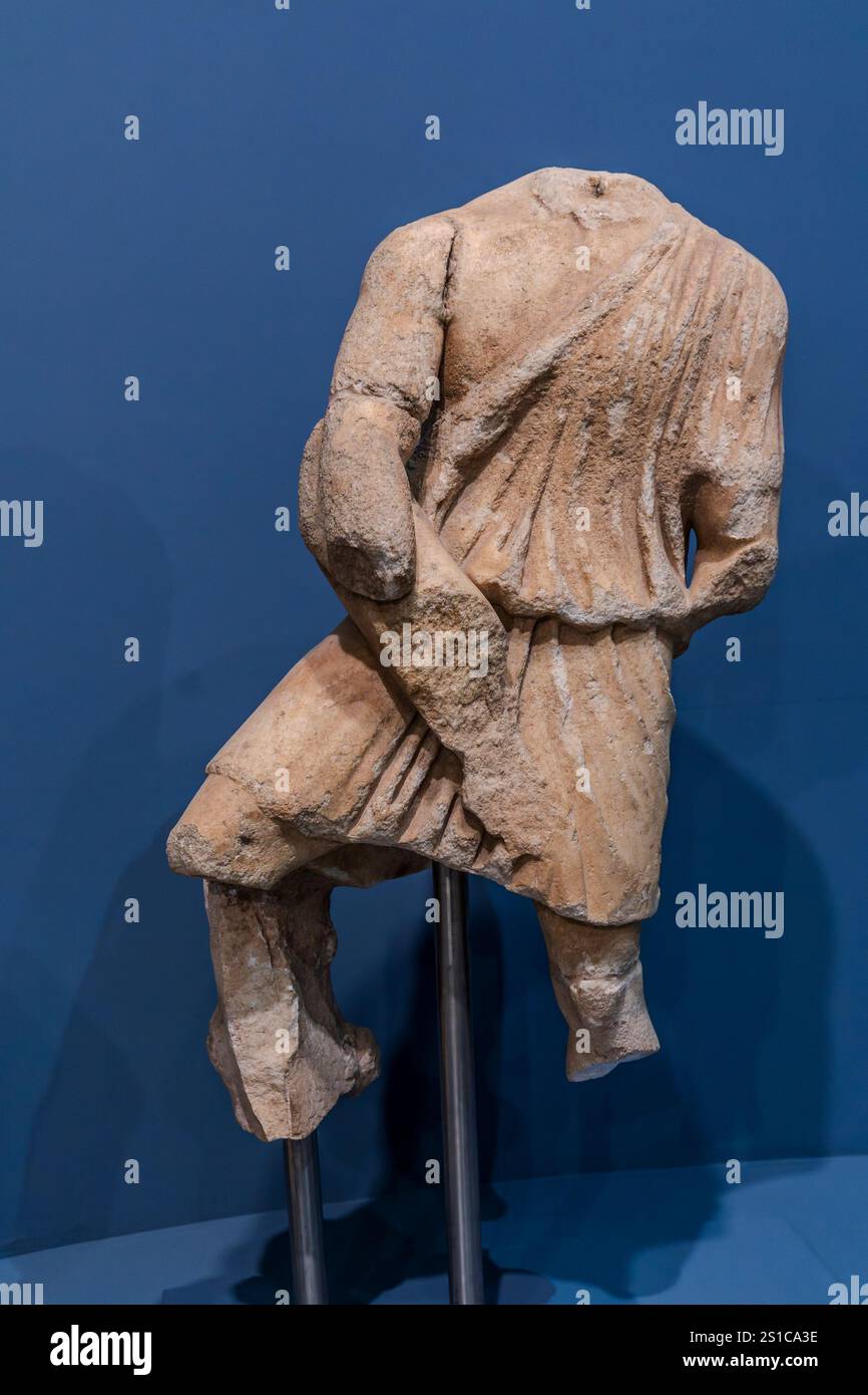 Selcuk, İzmir - TR - 21. Oktober 2024 Eine Nahaufnahme einer antiken Skulptur, die akribisch aus der historischen Stadt Ephesus gerettet wurde und im Inneren des E ausgestellt ist Stockfoto