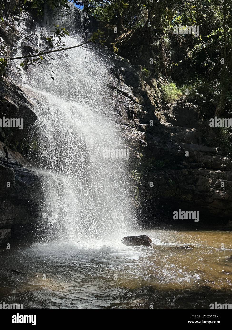 Bezaubernde Wasserfälle hoch oben auf den majestätischen Bergen, sitzen und lauschen, wie das Wasser auf die Felsen trifft, löscht all Ihre Gedanken. - Smartphone-aufgenommenes Stockfoto