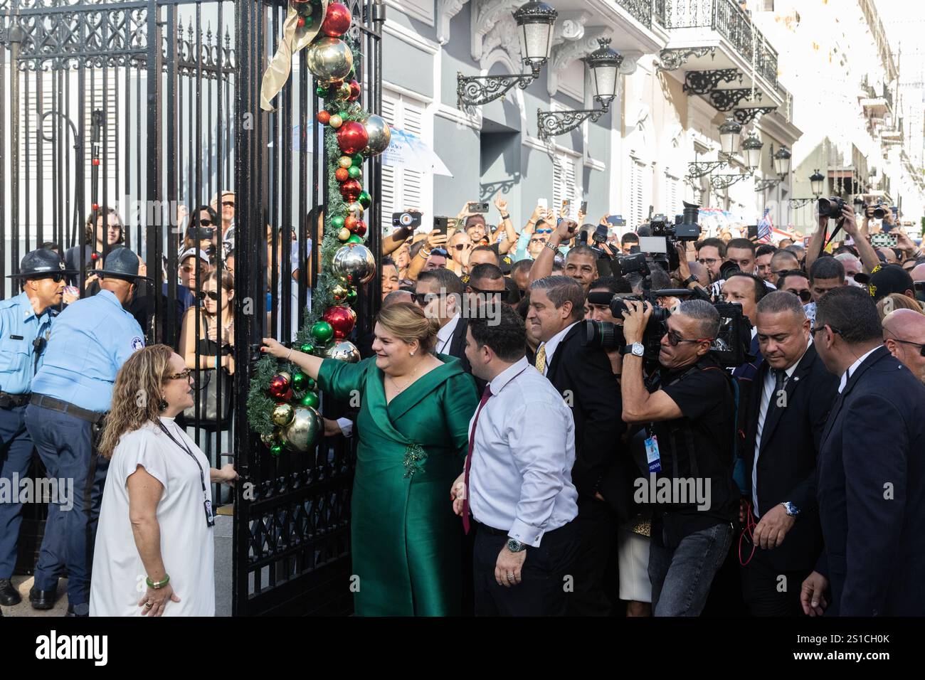 San Juan, USA. Januar 2025. Gouverneur Jenniffer González Colón öffnet die Tore des Gouverneurspalastes zum ersten Mal nach ihrer Vereidigung in San Juan, Puerto Rico am 2. Januar 2025. (Carlos Berríos Polanco/SIPA USA) Credit: SIPA USA/Alamy Live News Stockfoto