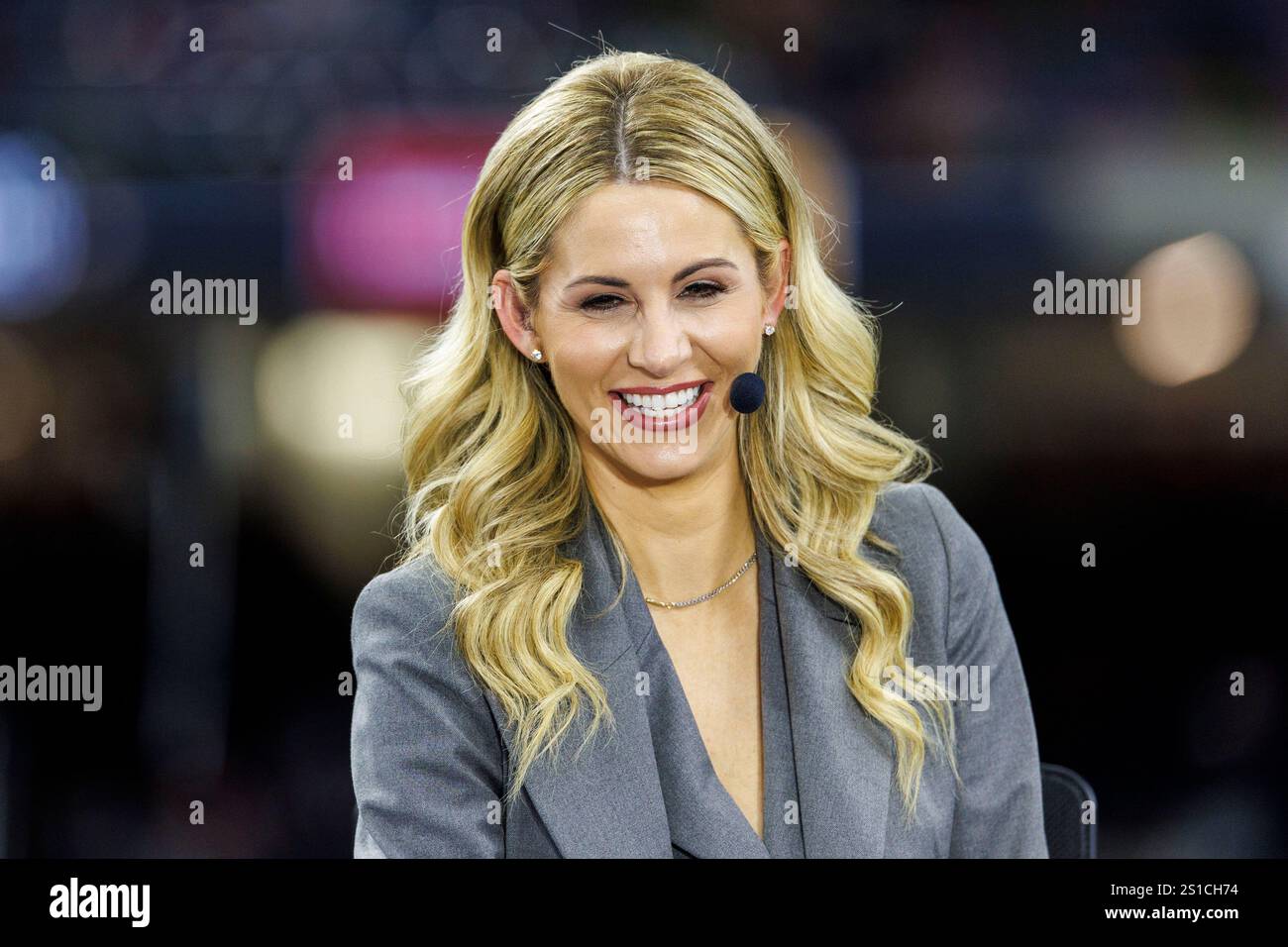 New Orleans, Louisiana, USA. Januar 2025. ESPN und das SEC Network veranstalten Laura Rutledge, bevor die NCAA-Football-Action zwischen den Notre Dame Fighting Irish und den Georgia Bulldogs im Caesars Superdome in New Orleans, Louisiana, stattfand. John Mersits/CSM/Alamy Live News Stockfoto