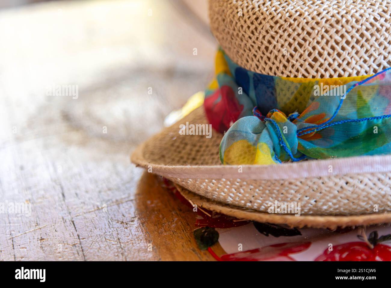 Strandhut auf Holztisch. Stockfoto