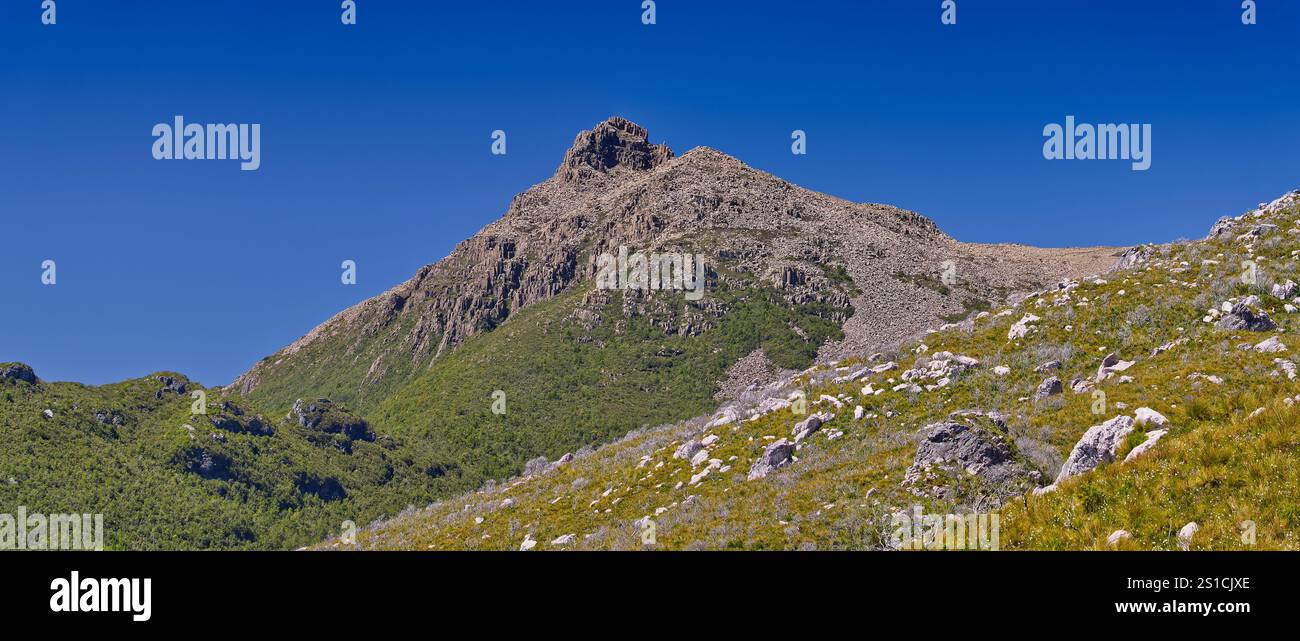 Panoramablick auf den felsigen Gipfel des Mount Anne im sonnenblauen Himmel, Südwest-Nationalpark, Tasmanien, Australien Stockfoto