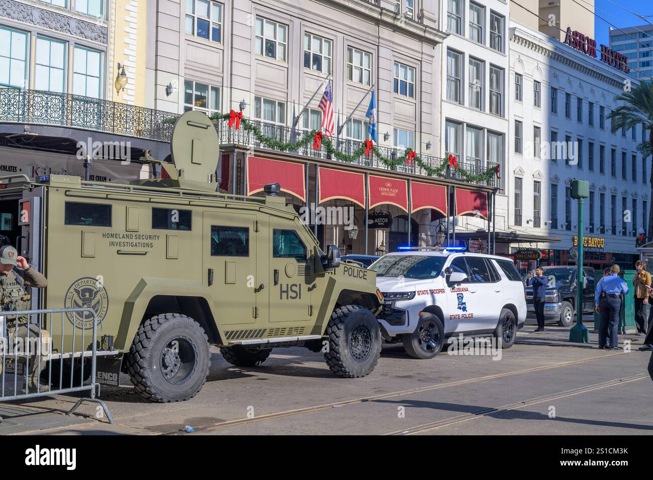 New Orleans, LA, USA - 2. Januar 2025: Verstärkte Sicherheitspräsenz mit Stadtpolizisten, Staatspolizisten und Homeland Security Offizieren, einem gepanzerten Fahrzeug und einem staatlichen Patrouillenfahrzeug auf der Canal Street nahe dem Eingang zur Bourbon Street, da sie nach dem Neujahrstag-Terroranschlag, bei dem mindestens 14 Menschen getötet wurden, wieder eröffnet wird. Stockfoto