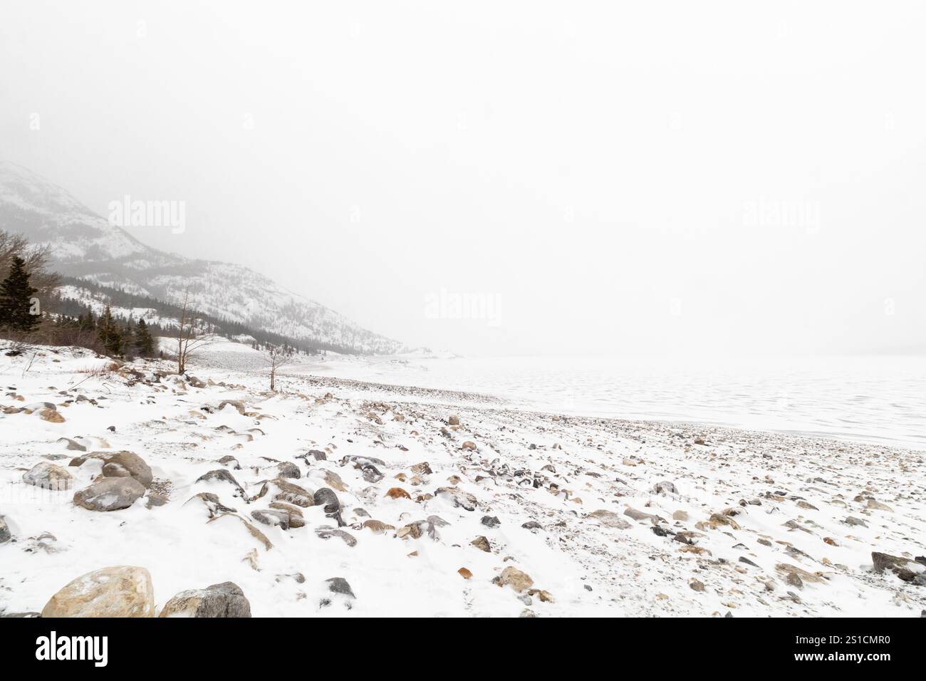 Blick auf die Landschaft des nebligen gefrorenen Abraham Lake in Alberta, Kanada, während des Winters, ein beliebtes Touristenziel im Winter Stockfoto