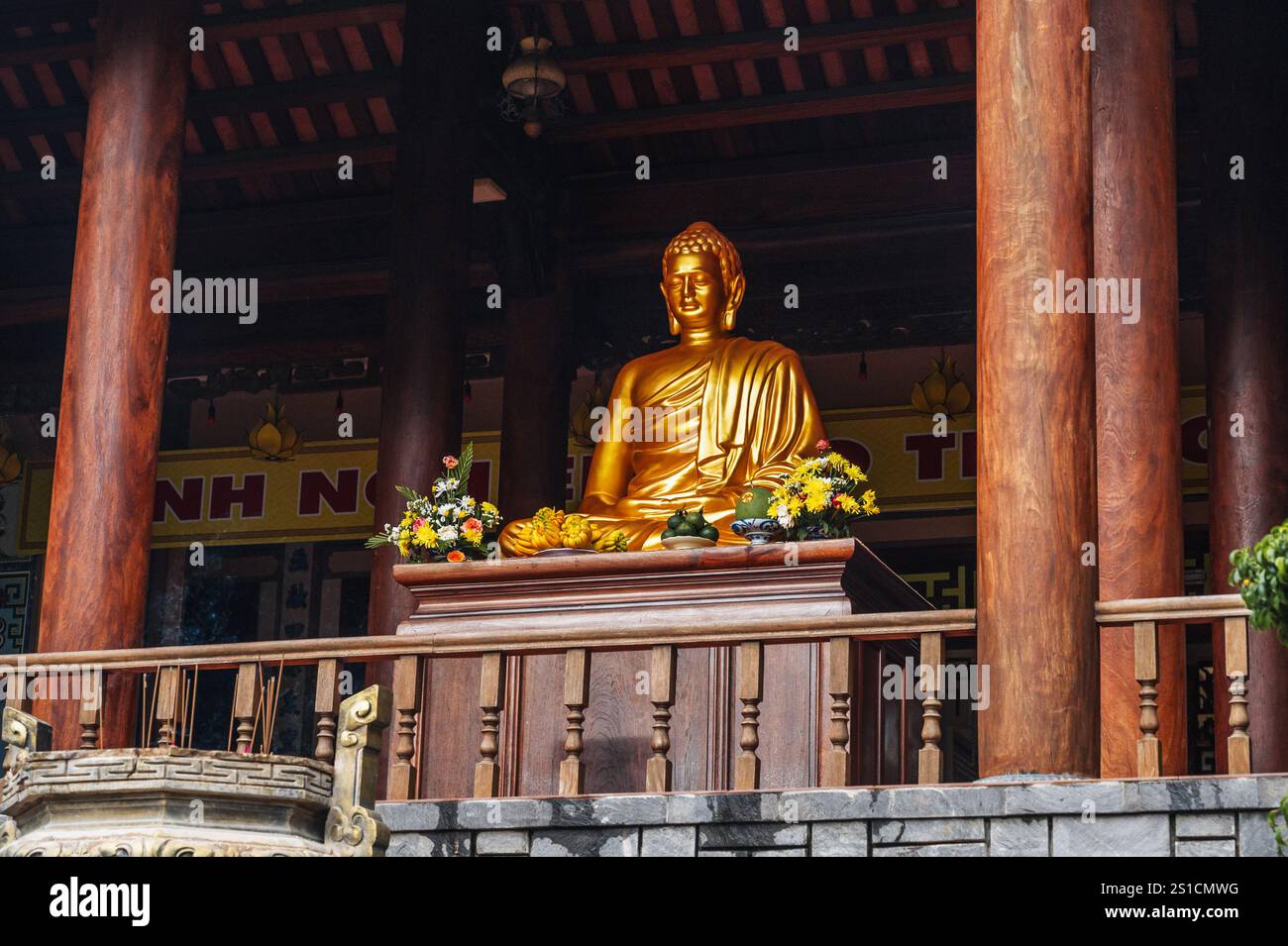 Große buddhistische goldene Buddha-Statue im Tempel an der Long-Son-Pagode in Nha Trang in Asien. Nha Trang, Vietnam - 18. Juli 2024 Stockfoto