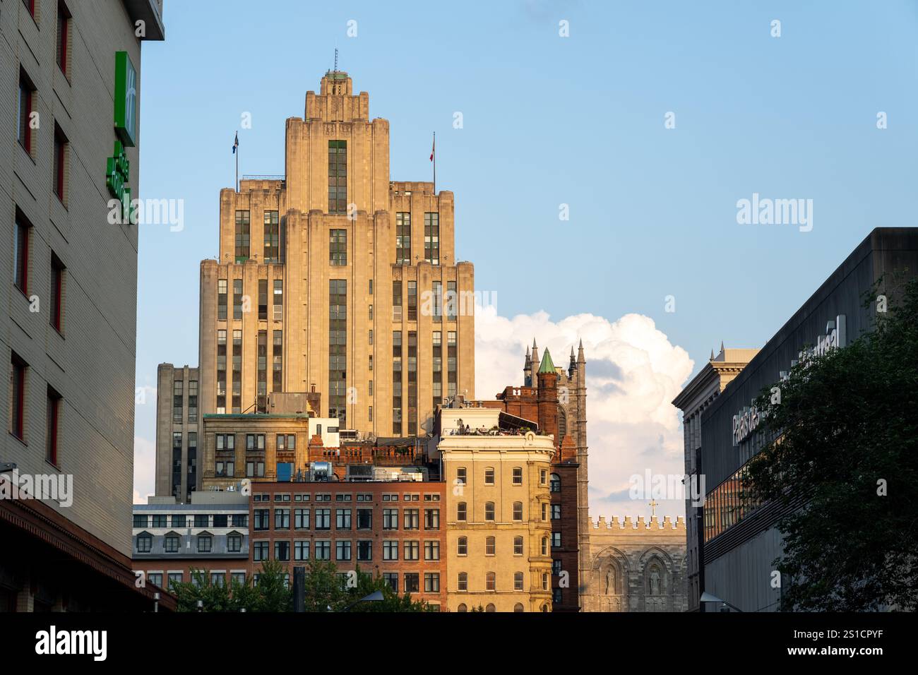 Montreal, Quebec, Kanada - 11. August 2021: Aldred Building. Ein Gebäude am historischen Place d'Armes in der Altstadt von Montreal. Stockfoto