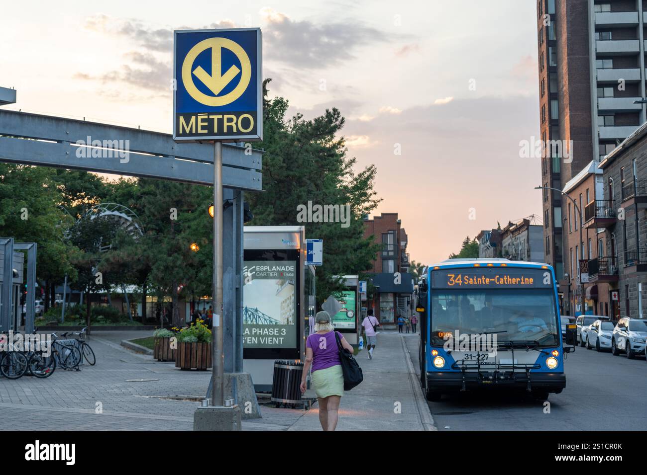 Montreal, Québec, Kanada - 11. August 2021: Der Stadtbus hält an der Bushaltestelle neben der U-Bahn-Station Papineau. Stockfoto