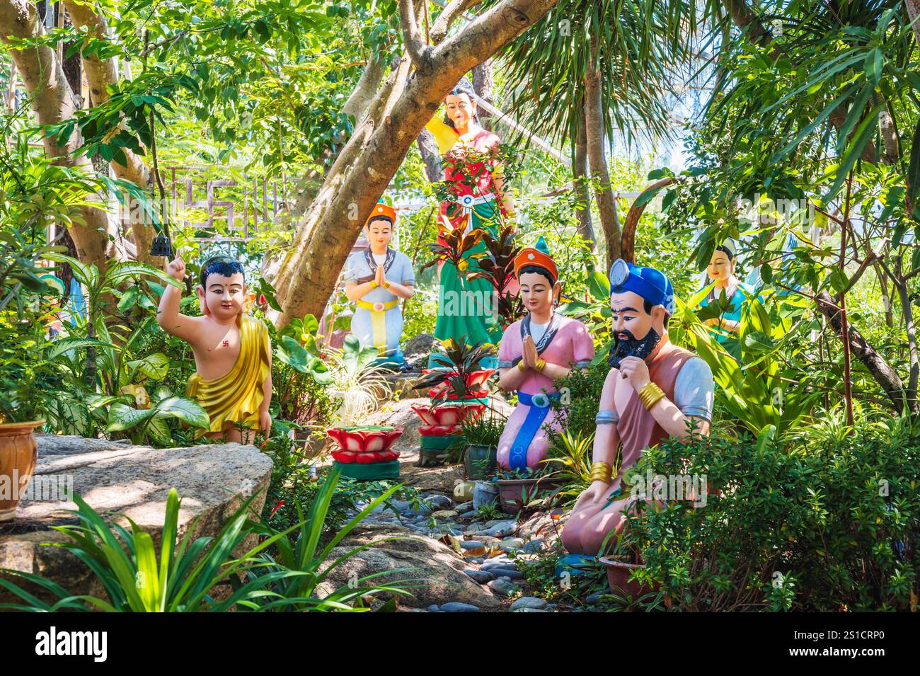 Figuren asiatischer Götter stehen auf der Straße auf dem Territorium eines buddhistischen Tempels. Stockfoto