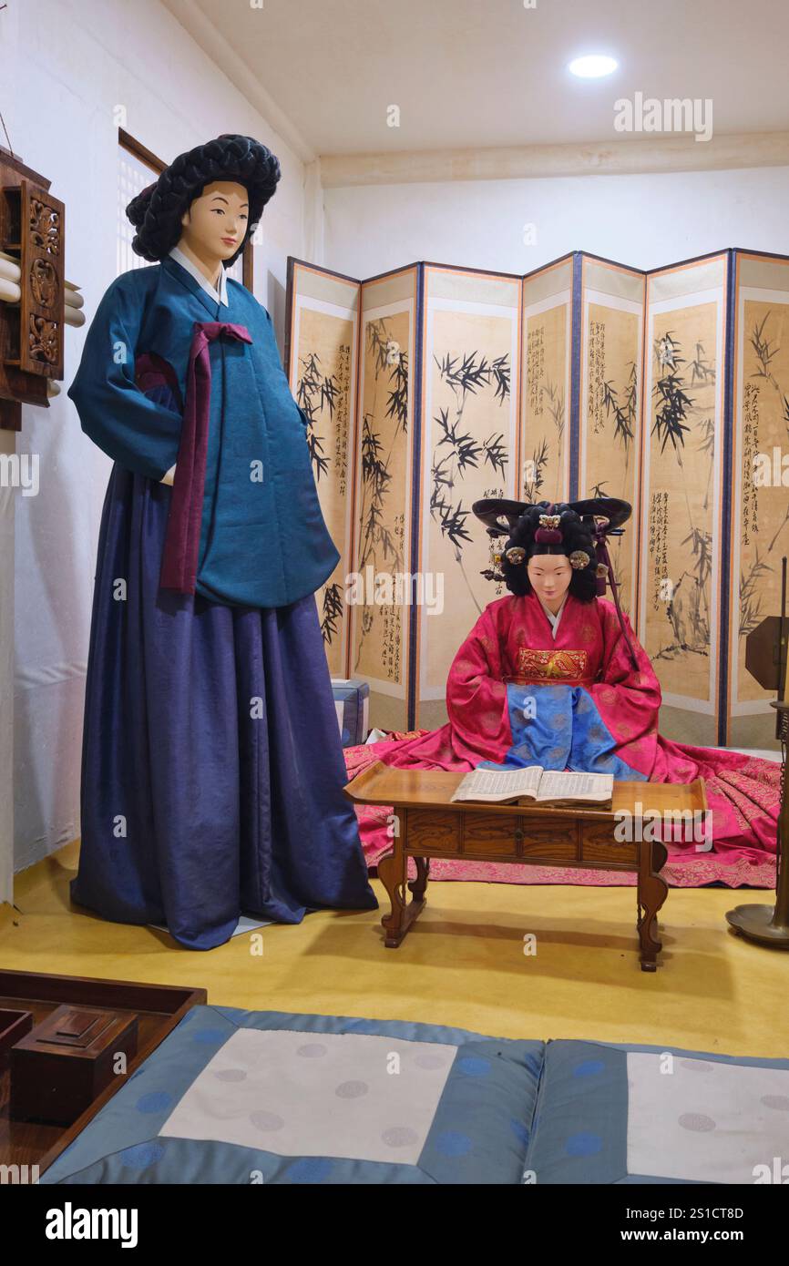 Schaufensterpuppen, Figuren der königlichen Familie, die ein Beispiel traditioneller Kleidung tragen. Im Unhyeongung Royal Residence Museum in Seoul, Südkorea. Stockfoto