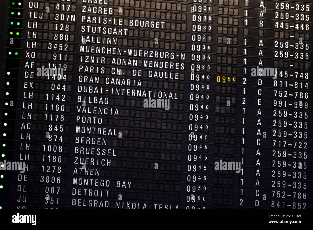 Frankfurt, Deutschland - 23. Dezember 2024: Abflugtafel des Frankfurter Flughafens Stockfoto