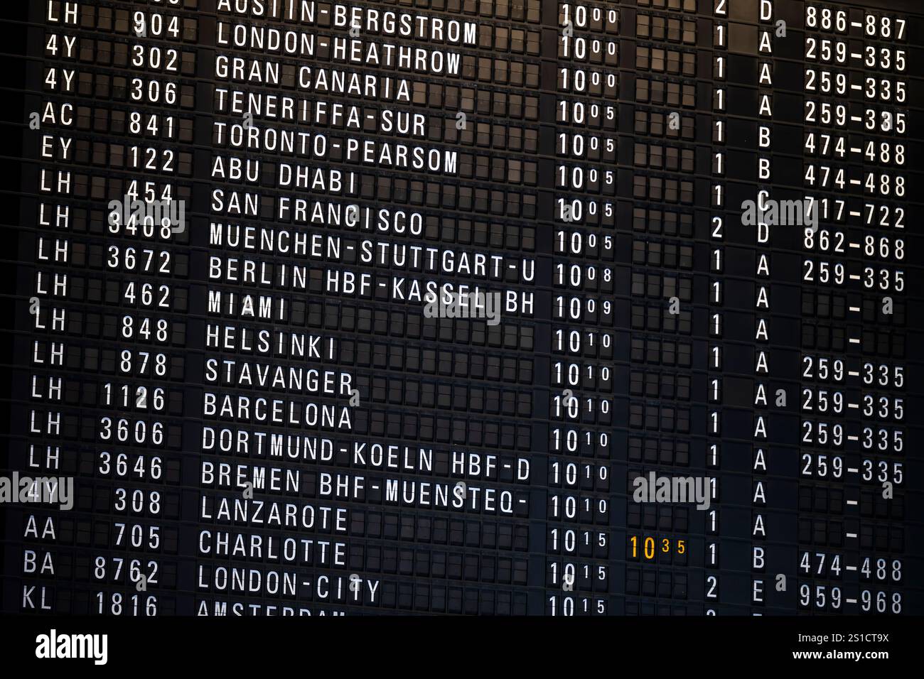 Frankfurt, Deutschland - 23. Dezember 2024: Abflugtafel des Frankfurter Flughafens Stockfoto