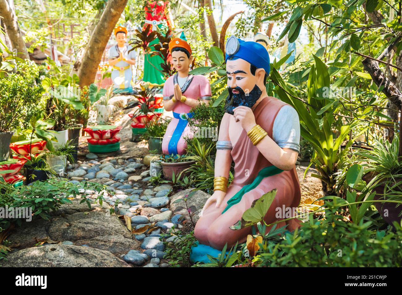Figuren asiatischer Götter stehen auf der Straße auf dem Territorium eines buddhistischen Tempels. Stockfoto