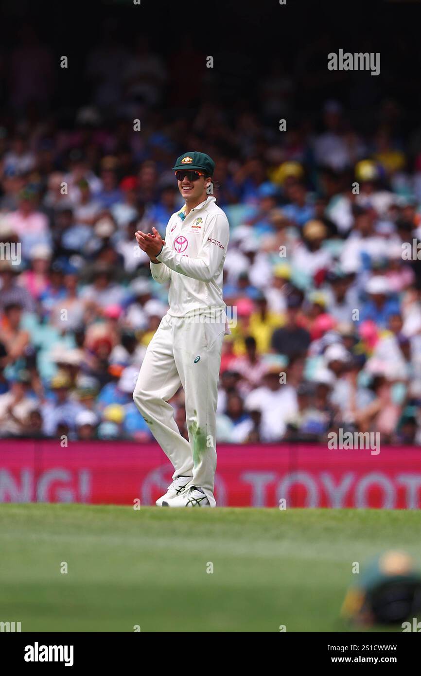 Sydney Cricket Ground, Sydney, Australien. Januar 2025. International Test Cricket, Australien gegen Indien 5. Test Day 1; Sam Konstas aus Australien applaudiert seinen Bowler Credit: Action Plus Sports/Alamy Live News Stockfoto