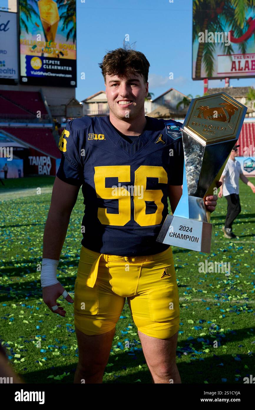 Tampa, Florida, USA. Dezember 2024 31. Der Linebacker Joel Metzger (56) posiert für Fotos mit der Trophäe ReliaQuest Bowl nach einem NCAA-Fußballspiel zwischen den Michigan Wolverines und Alabama Crimson Tide im Raymond James Stadium in Tampa, Florida. Mike Janes/CSM(Bild: © Mike Janes/Cal Sport Media). Quelle: csm/Alamy Live News Stockfoto