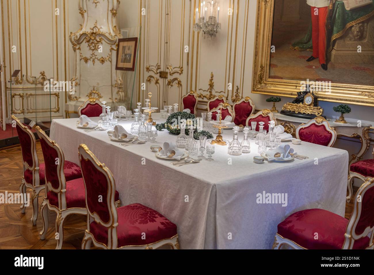 Opulenter königlicher Speisesaal im Schloss Schönbrunn in Wien, Österreich. Stockfoto