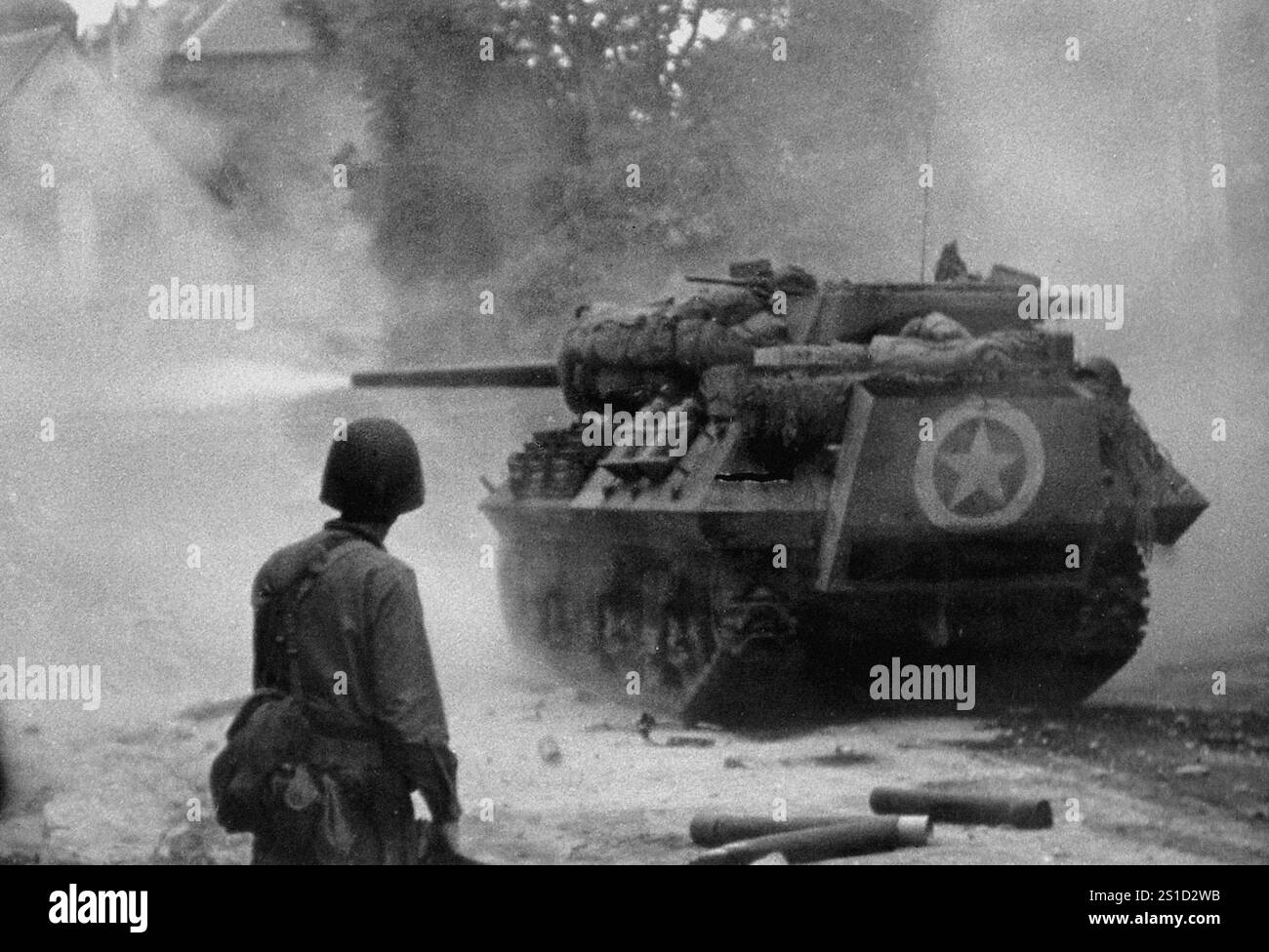 ST LO, FRANKREICH - Juni 1944 - Ein Panzerzerstörer der US-Armee M10, der während der Schlacht in der Normandie gegen deutsche Panzer in St Lo in der Normandie kämpft Stockfoto