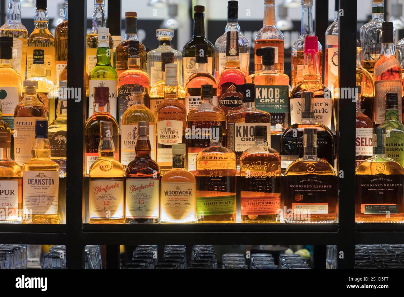 Flaschen mit Spirituosen Time Out Markt Lissabon Portugal Stockfoto