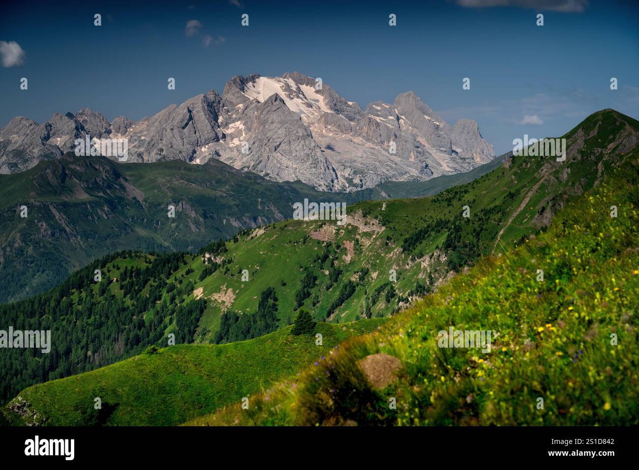 Blick vom Passo Giau in den italienischen Dolomiten auf den berühmten Gipfel der Marmolada. Stockfoto