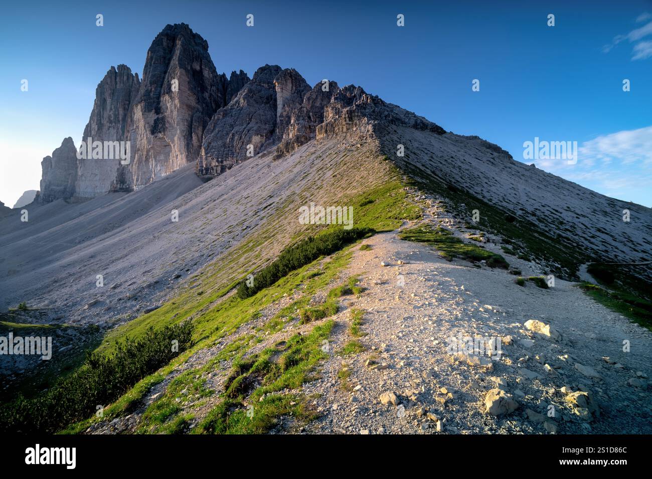 Tre Cime di Lavaredo am Morgen. Ein Weg um die weltberühmten Gipfel in den Dolomiten, Italien. Stockfoto