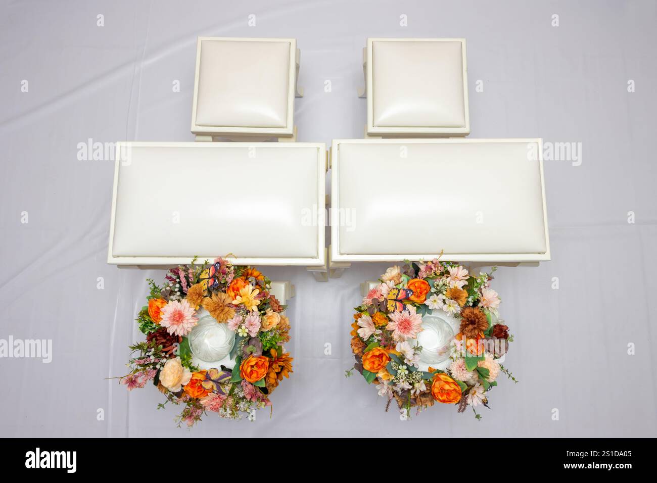 Sitzplätze für traditionelle thailändische Hochzeitszeremonie mit Wasser Stockfoto