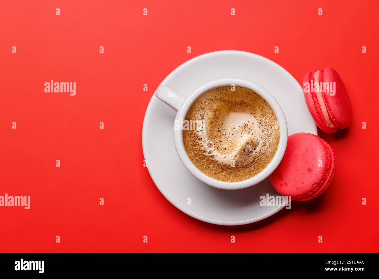 Eine gemütliche Kaffeetasse kombiniert mit herrlichen Makronen, die eine perfekte Kombination für einen süßen und entspannenden Moment schaffen Stockfoto