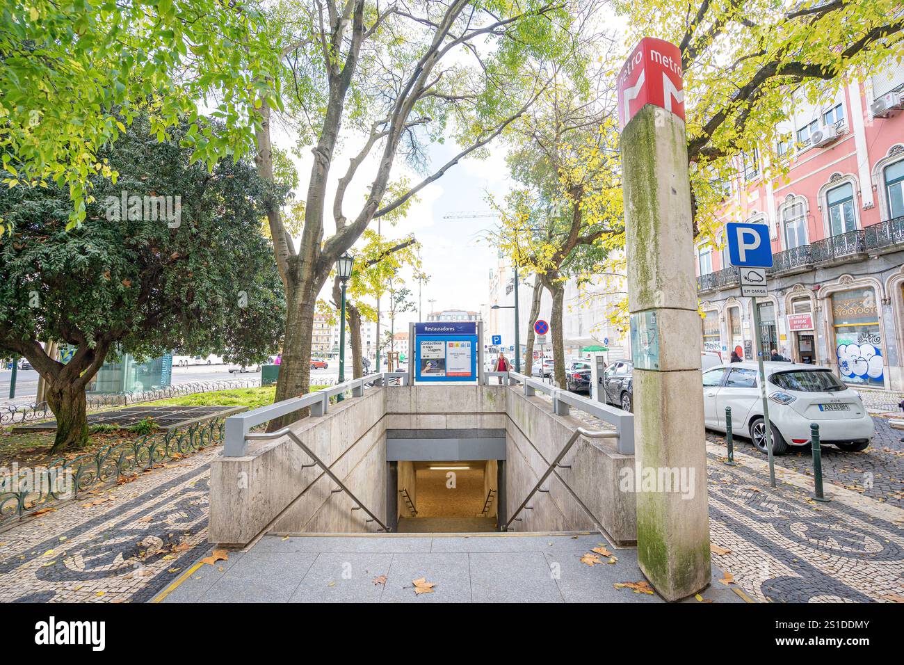 Außenbereich des Passagiereintritts und -Ausgangs zu den Restauradores. Außenbereich des Passagiereintritts und -Ausgangs zur U-Bahn-Station Restauradores-Lisbon-Po Stockfoto