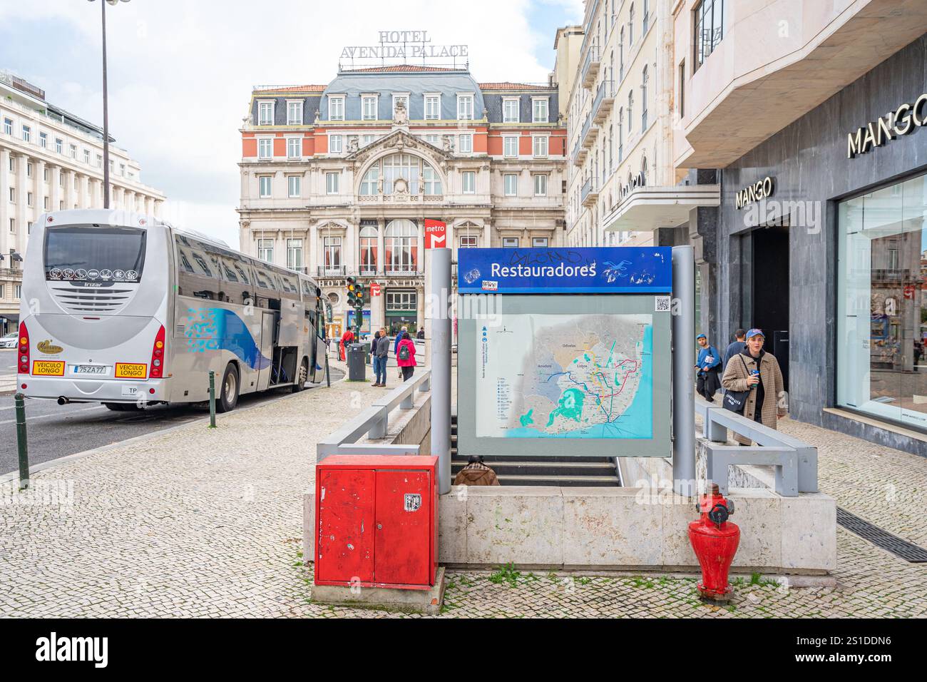 Außenbereich des Passagiereintritts und -Ausgangs zu den Restauradores. Außenbereich des Passagiereintritts und -Ausgangs zur U-Bahn-Station Restauradores-Lisbon-Po Stockfoto