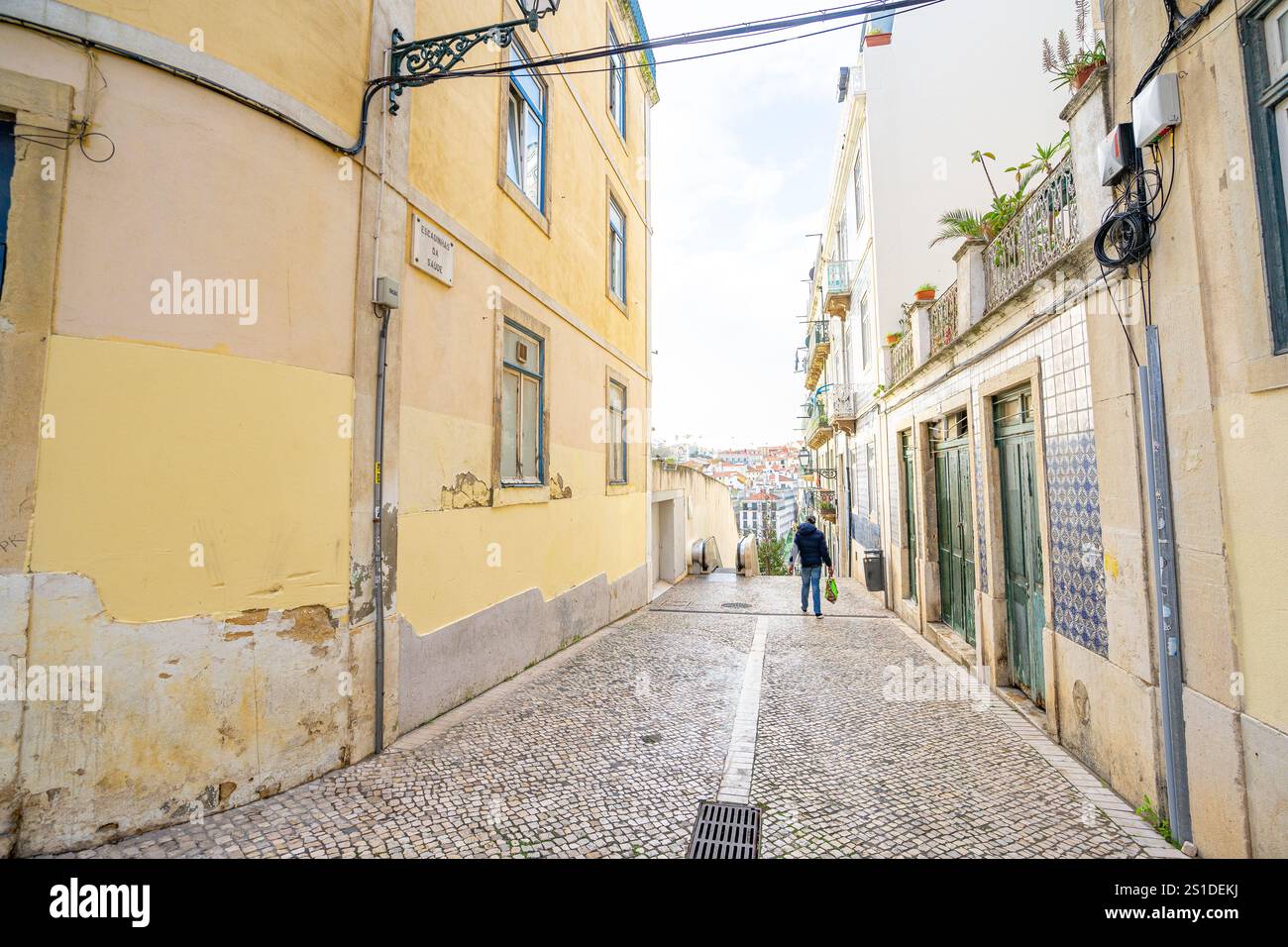 Lange Rolltreppen, die gerade auf einer Straße namens Escadinhas da Saude in Mouraria-Lisboa-Portugal abgespritzt werden. Stockfoto