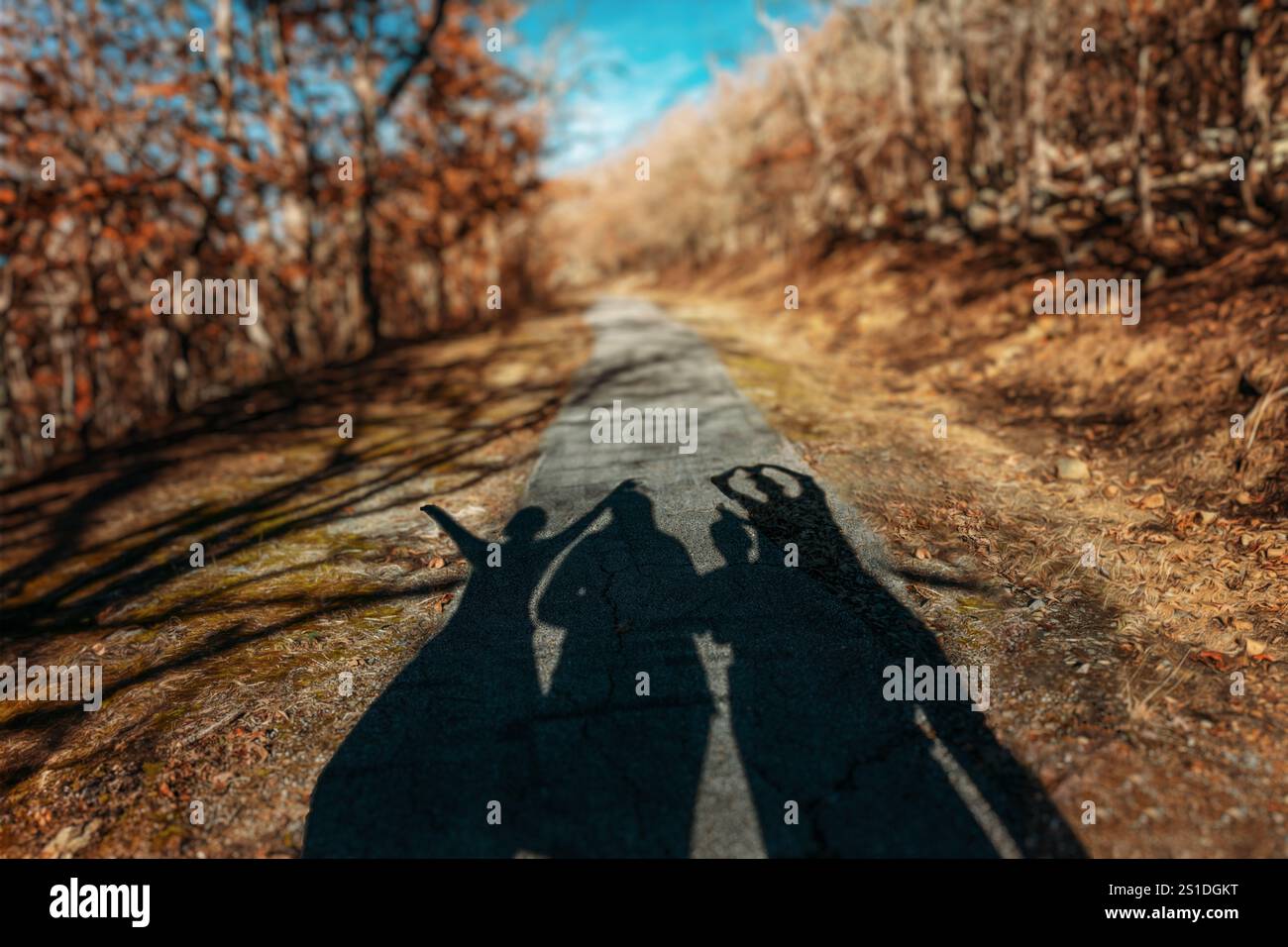 Schatten der Familienwanderung auf dem Wanderweg Stockfoto