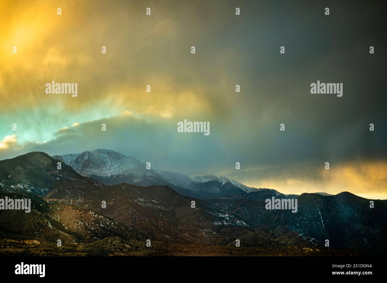 Sonnenuntergang über Pikes Peak bei einem Schneeschauer vorbei. Stockfoto