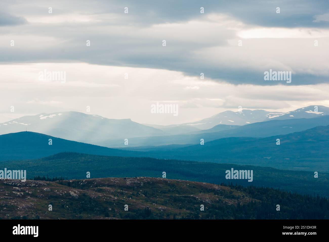 Majestätische skandinavische Berglandschaft in sanftem Licht Stockfoto