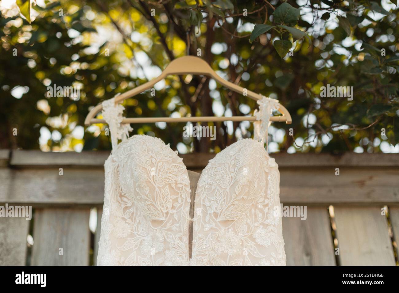 V-Hochzeits-Details mit Spitze Stockfoto