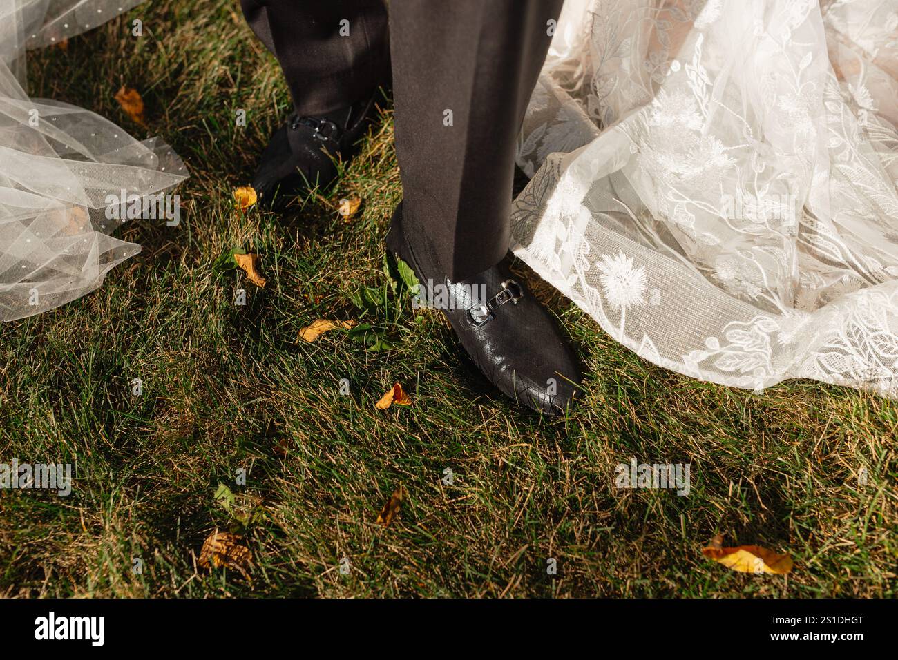 Schwarze Leder Brautkleider Schuhe im Gras Stockfoto