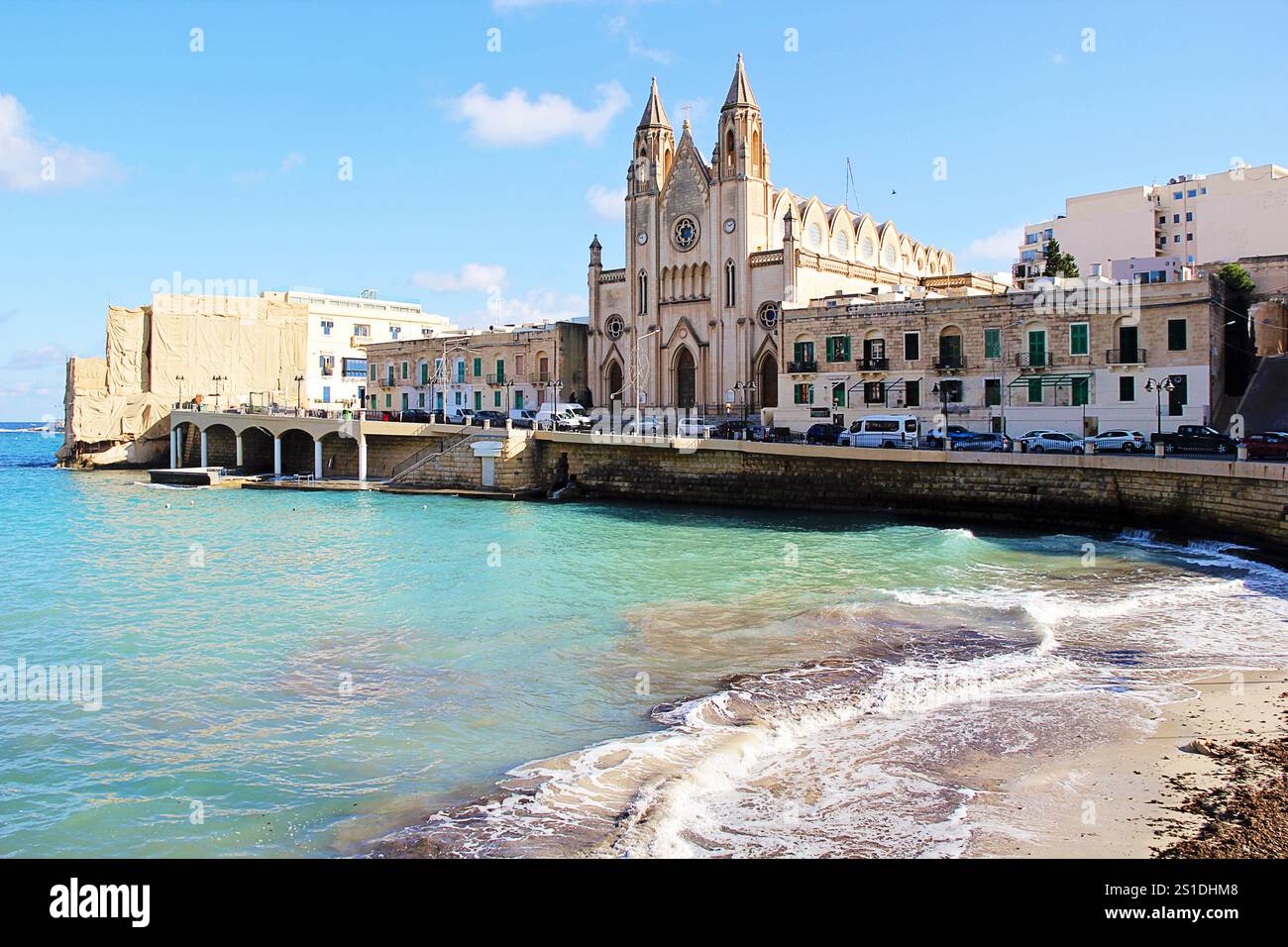 Wunderschöne St. Julian Bay in Malta und Kirche Stockfoto