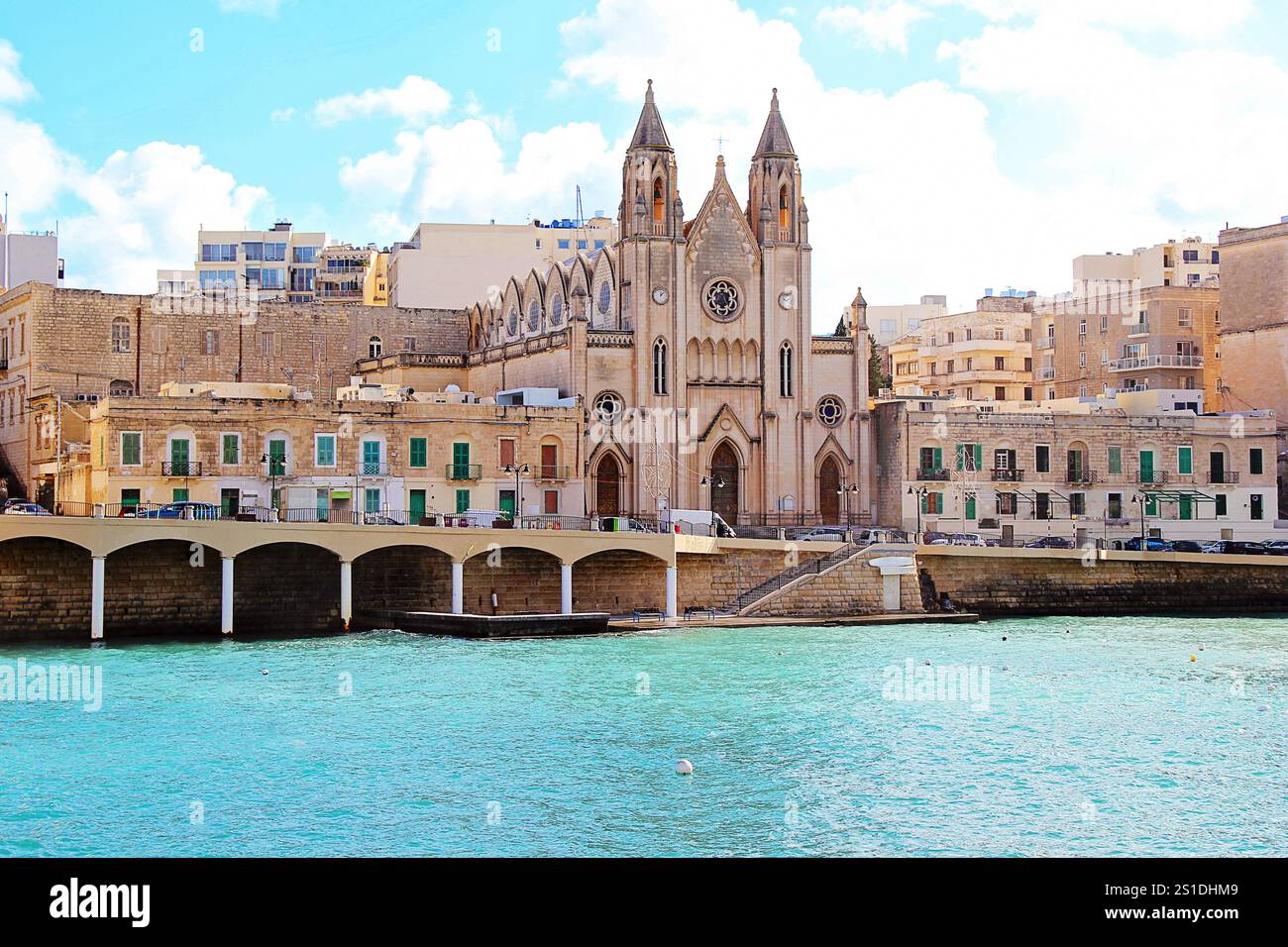 Malta mit Karmeliterkirche in der St. Julian Bay Stockfoto