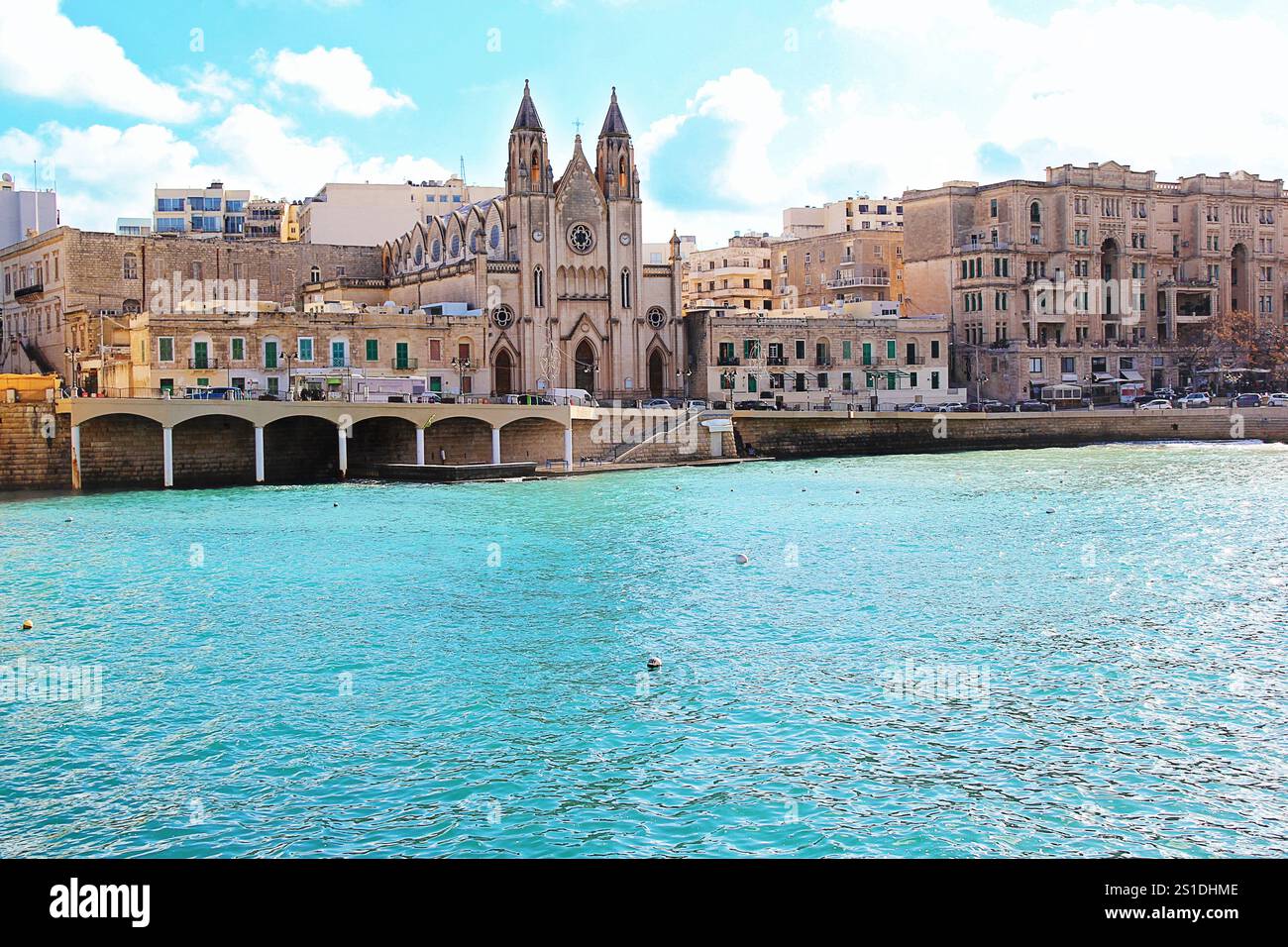 Malta Isoland View mit St. Julian Bay mit Karmeliterkirche Stockfoto