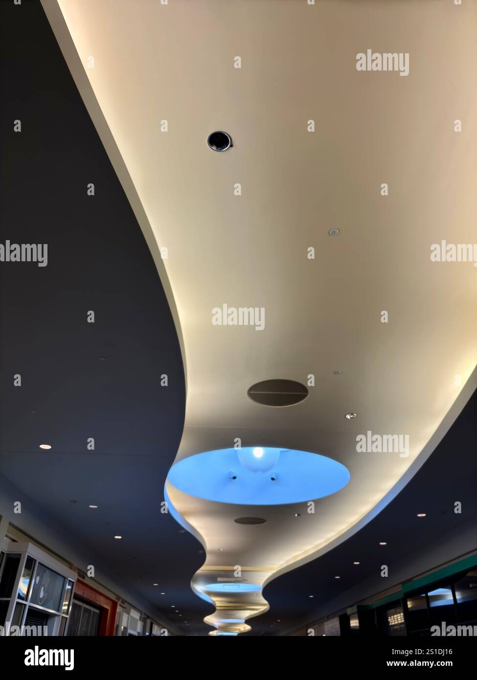 Moderne Decke mit Oberlicht, wellenförmiges Design im Einkaufszentrum Stockfoto