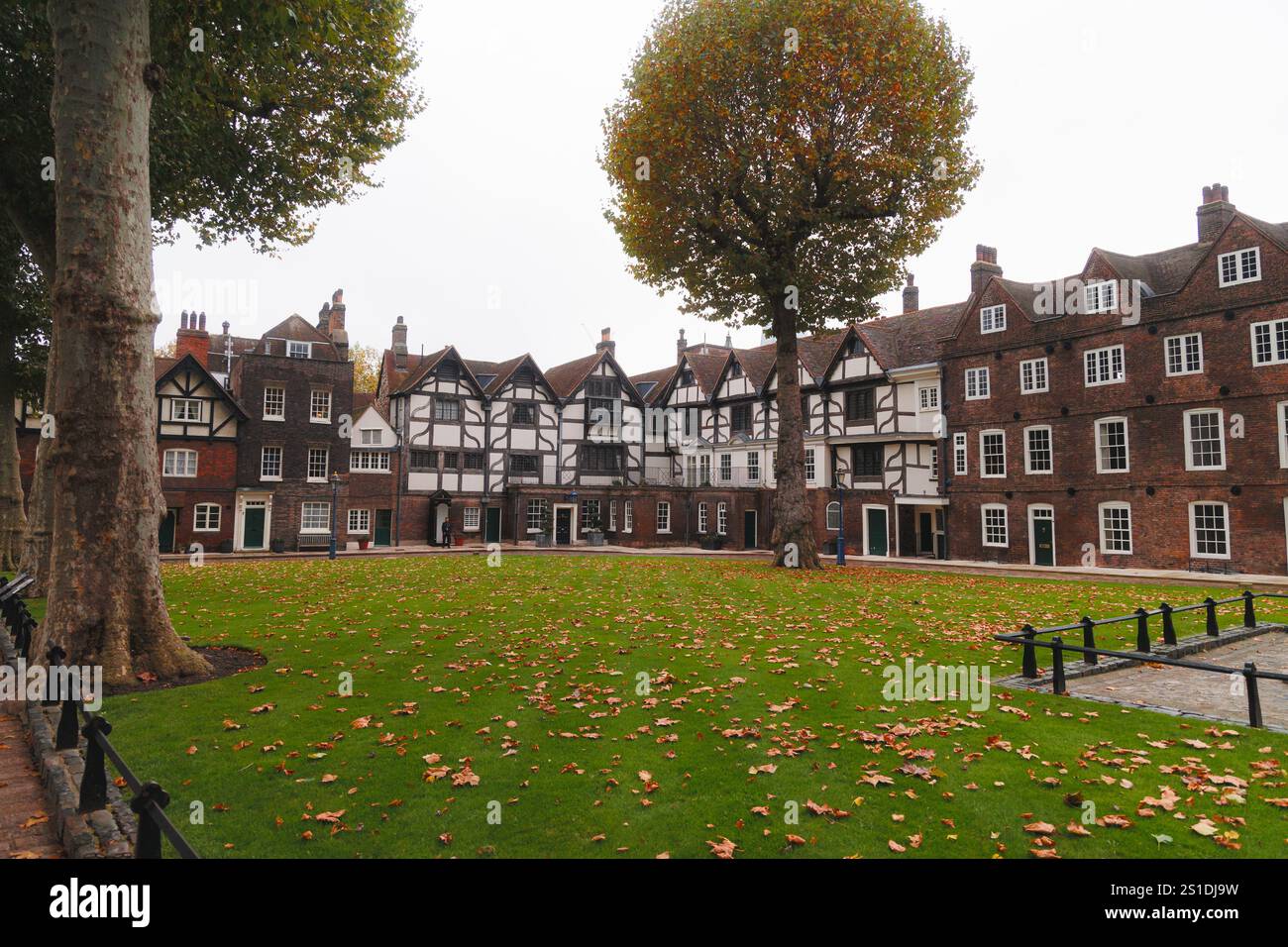 Blick auf Tower Green und Queen's House im Tower of London Stockfoto