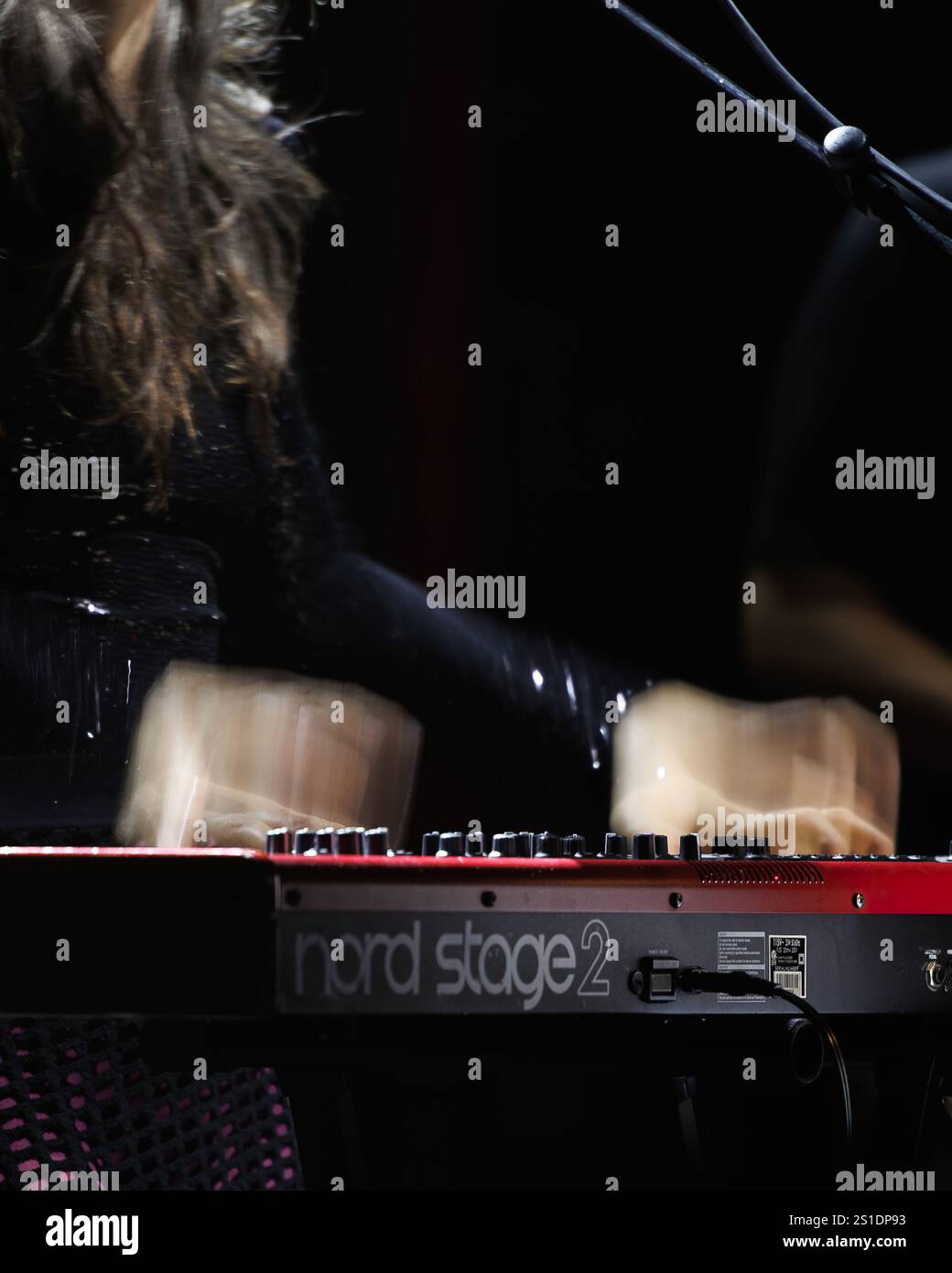 Barcelona, Spanien. November 2024. Julia Holter (Sängerin, Songwriterin und Pianistin) tritt auf der Bühne von Apolo auf. Stockfoto