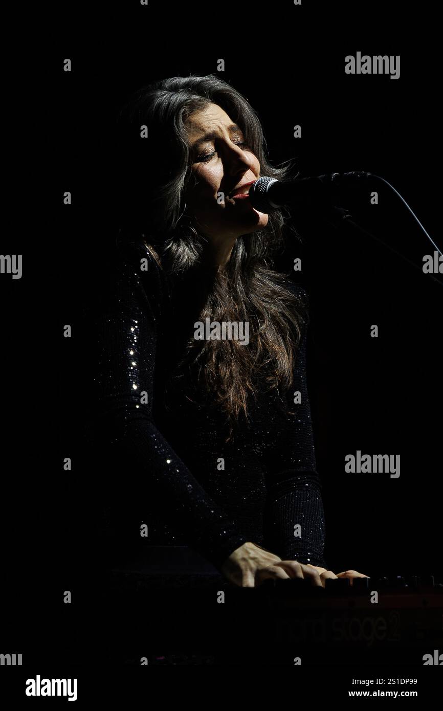 Barcelona, Spanien. November 2024. Julia Holter (Sängerin, Songwriterin und Pianistin) tritt auf der Bühne von Apolo auf. Stockfoto