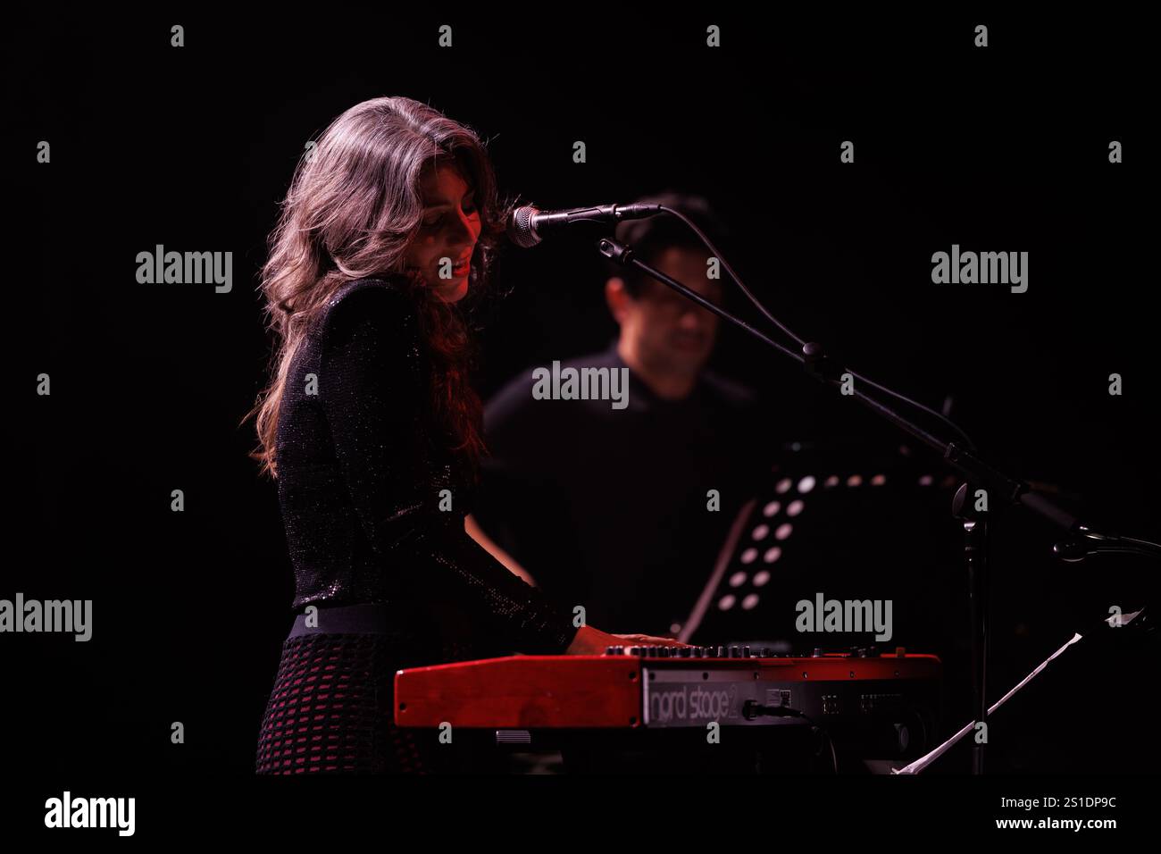Barcelona, Spanien. November 2024. Julia Holter (Sängerin, Songwriterin und Pianistin) tritt auf der Bühne von Apolo auf. Stockfoto