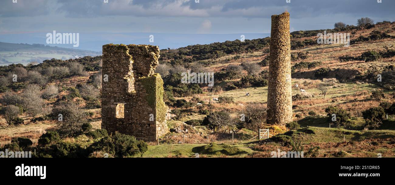 Ein Panoramabild der Überreste von Jope's Schachtmotorenhaus und Schornstein auf Caradon Hill auf Bodmin Moor in Cornwall in Großbritannien. Stockfoto