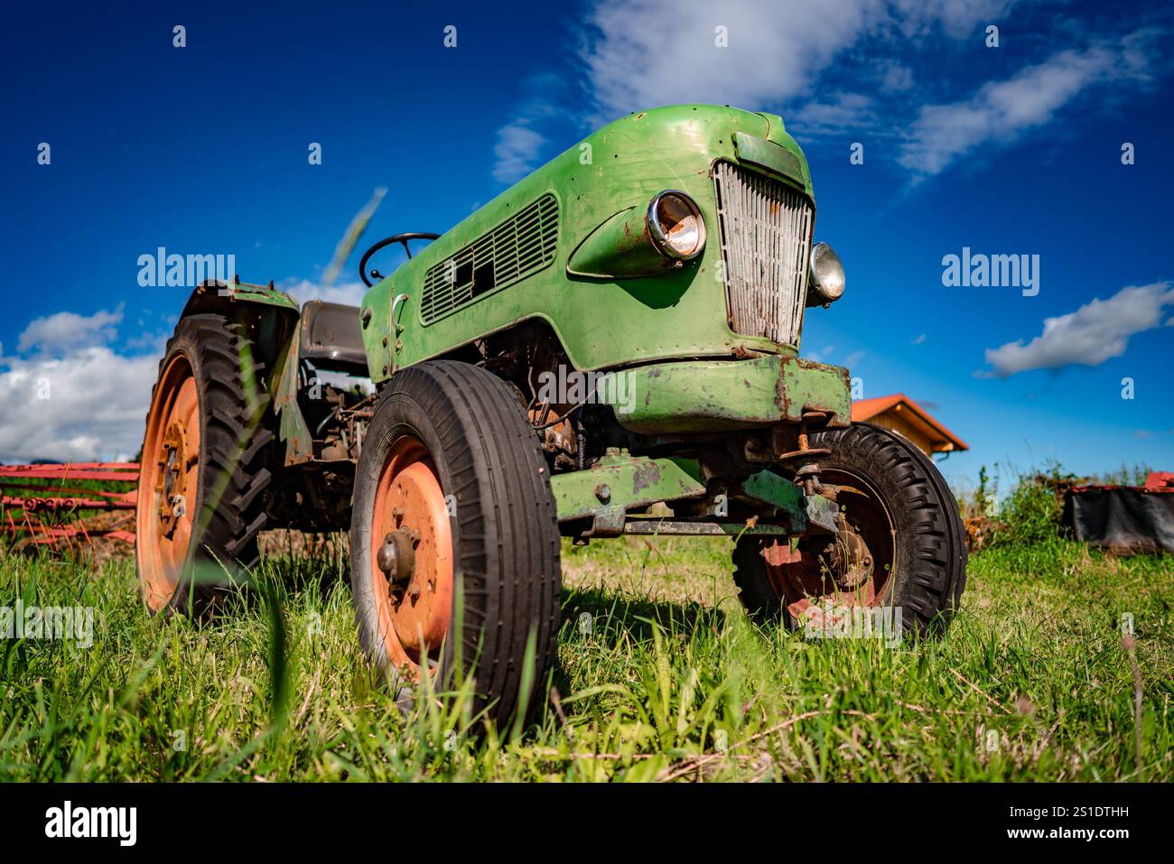 Alten Traktor auf den Bergwiesen Stockfoto
