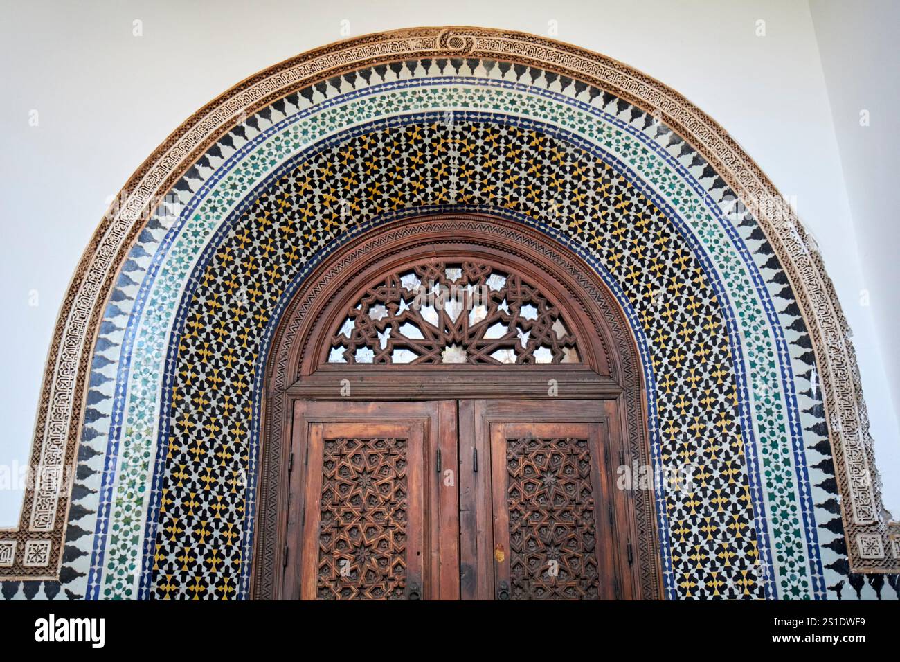 Verziertes, gefliestes Innenzimmer mit Holztüren, dar el Bacha Museum marrakesch, marokko Stockfoto