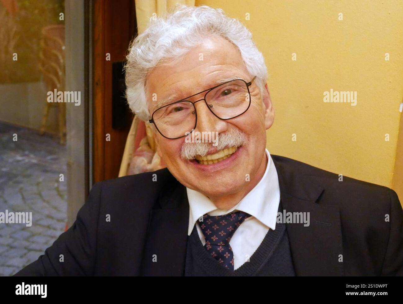 Wien, Österreich. Dezember 2024. Eduard Strauss, Urgroßneffe des Komponisten Johann Strauss, gibt ein Interview zum Strauss-Jubiläumsjahr. (Zu dpa 'Walzer King as Pop Pioneer: Vienna feiert 200 Jahre Strauss') Credit: Albert Otti/dpa/Alamy Live News Stockfoto